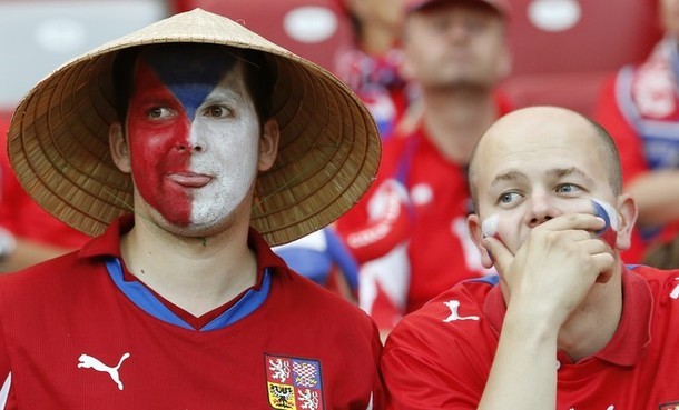 Người Việt định cư ở Cộng hòa Czech và Ba Lan rất nhiều nên có thể chàng CĐV này đã được tặng một chiếc nón.